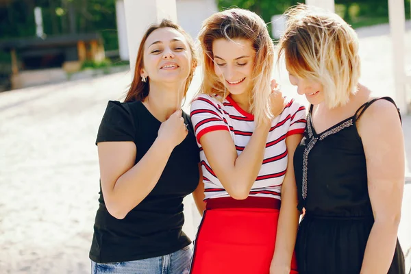 Ragazze su una spiaggia — Foto Stock