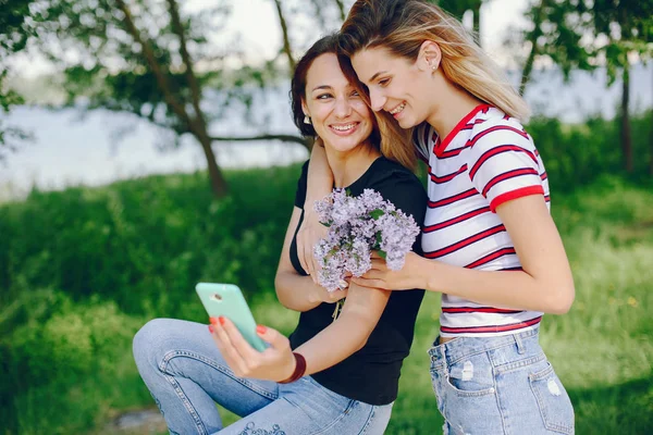 Girls in a park — Stock Photo, Image