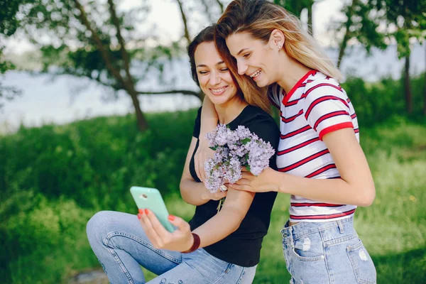 Ragazze in un parco — Foto Stock