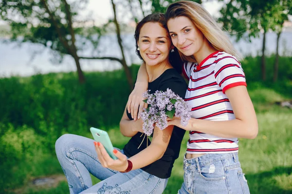 Dívky v parku — Stock fotografie