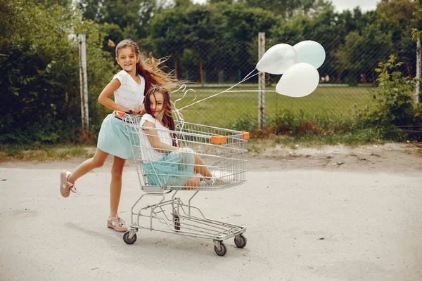 Niedliche Mädchen mit Luftballons — Stockfoto