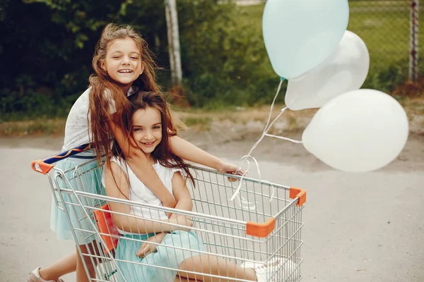 Meninas bonitos com balões — Fotografia de Stock