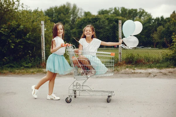 Söta flickor med ballonger — Stockfoto