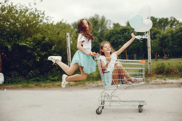 Niedliche Mädchen mit Luftballons — Stockfoto