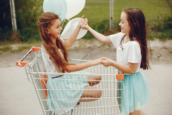 Jolies filles avec des ballons — Photo