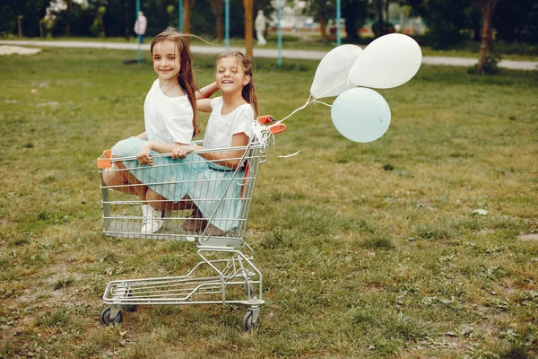 Chicas lindas con globos —  Fotos de Stock