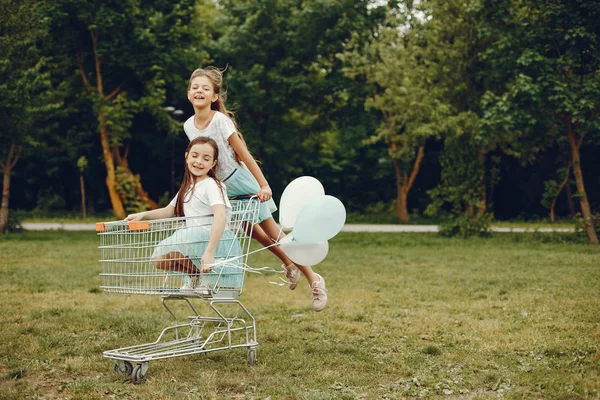 Chicas lindas con globos —  Fotos de Stock