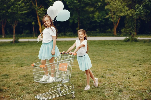 Милые девушки с шариками — стоковое фото