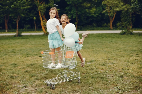 Roztomilé dívky s balónky — Stock fotografie