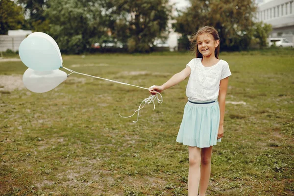 Χαριτωμένο κορίτσι με μπαλόνια — Φωτογραφία Αρχείου