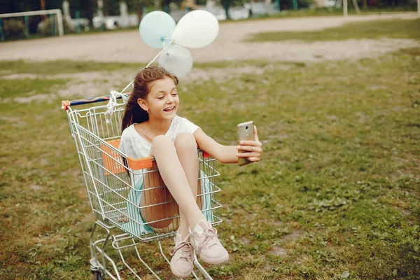 Menina bonito com balões — Fotografia de Stock