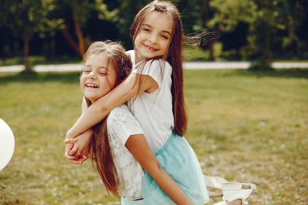 여름 공원에 있는 귀여운 소녀들 — 스톡 사진
