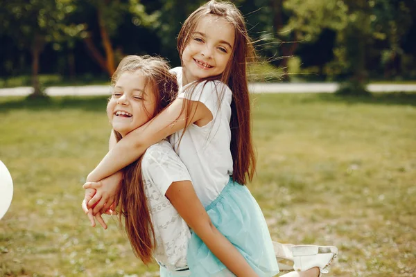 Милі дівчата в літньому парку — стокове фото