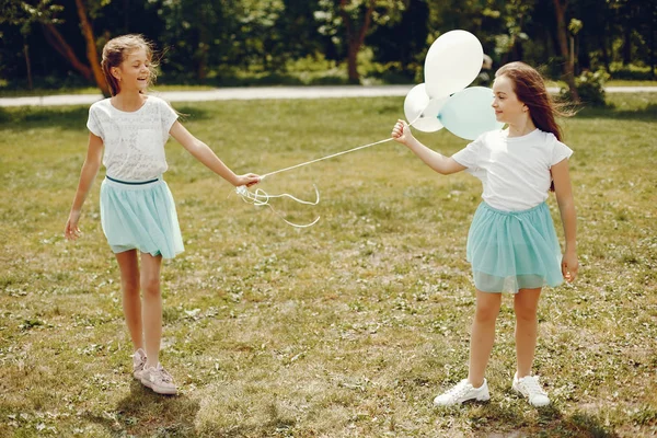 Chicas lindas con globos —  Fotos de Stock