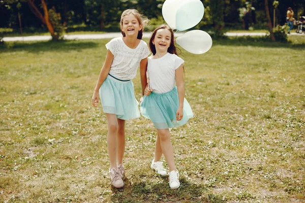 Chicas lindas con globos —  Fotos de Stock