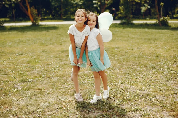 Jolies filles avec des ballons — Photo