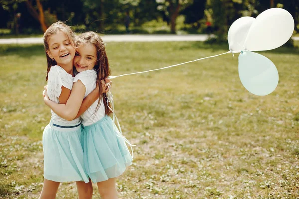 Roztomilé dívky s balónky — Stock fotografie