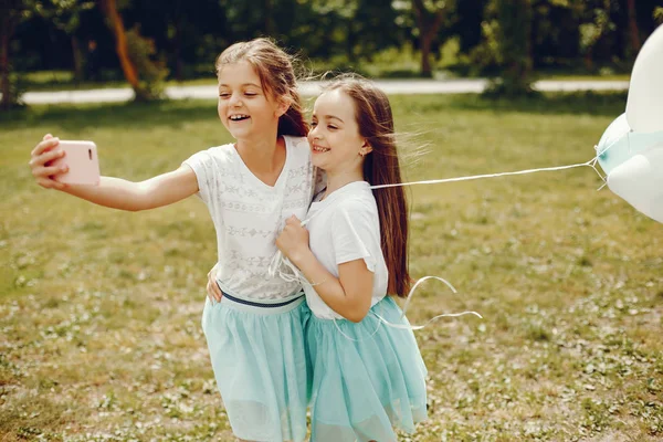 Aranyos lányok ballonokkal — Stock Fotó