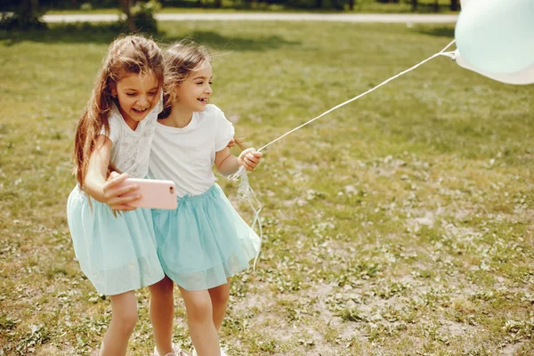 Roztomilé dívky s balónky — Stock fotografie