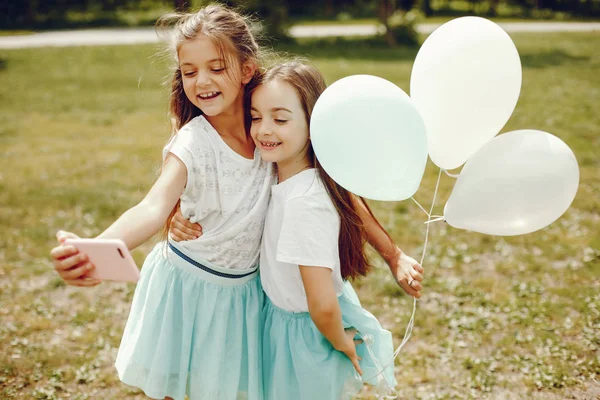 Jolies filles avec des ballons — Photo