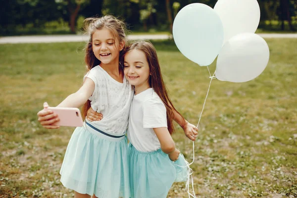 Chicas lindas con globos —  Fotos de Stock