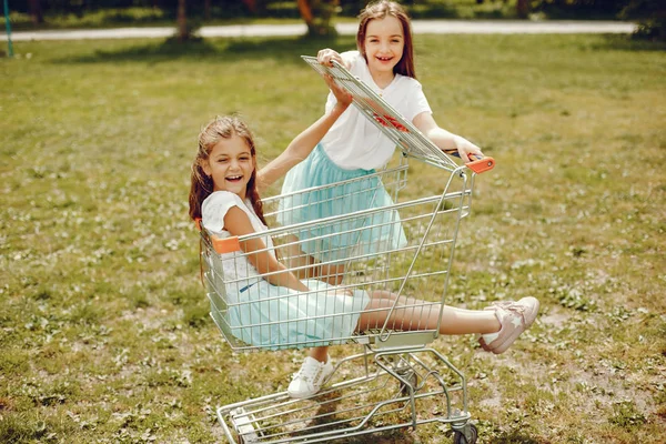 Filles mignonnes avec chariot — Photo