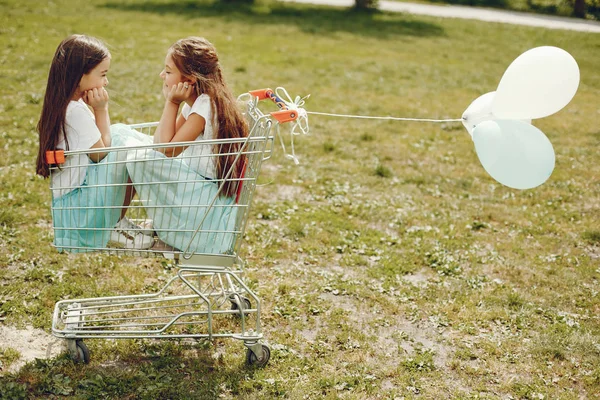 Niedliche Mädchen mit Luftballons — Stockfoto