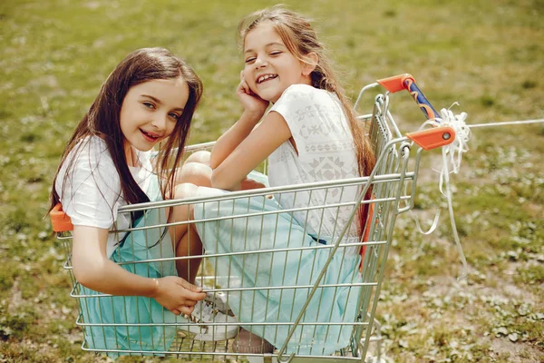 Meninas bonitos com carrinho — Fotografia de Stock