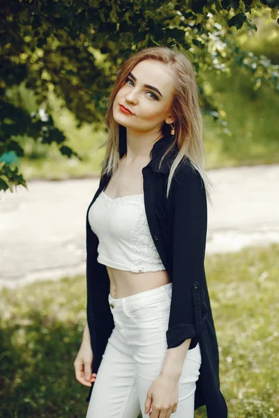 Lány a parkban — Stock Fotó
