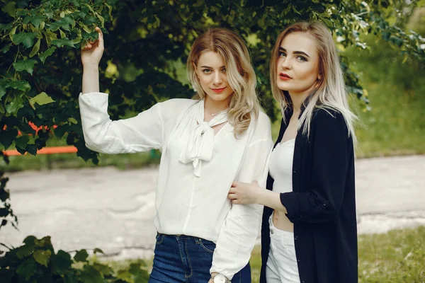 Meninas em um parque — Fotografia de Stock