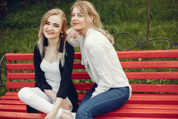 Meninas em um parque — Fotografia de Stock