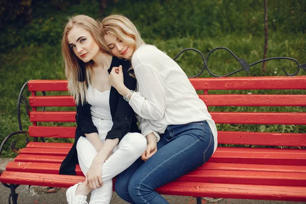 Chicas en un parque — Foto de Stock