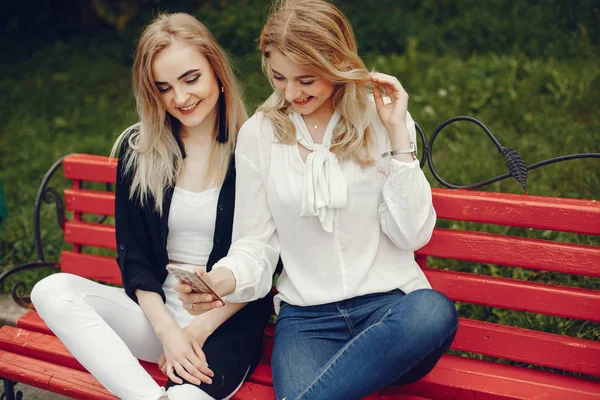 Meisjes in een park — Stockfoto