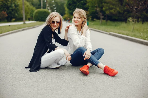 Chicas en un parque —  Fotos de Stock