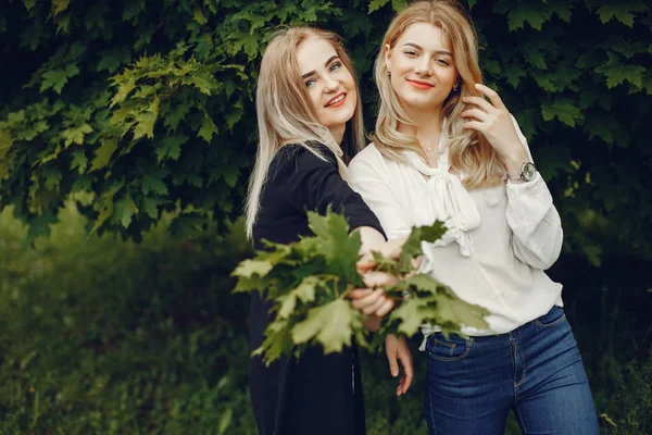 Ragazze in un parco — Foto Stock