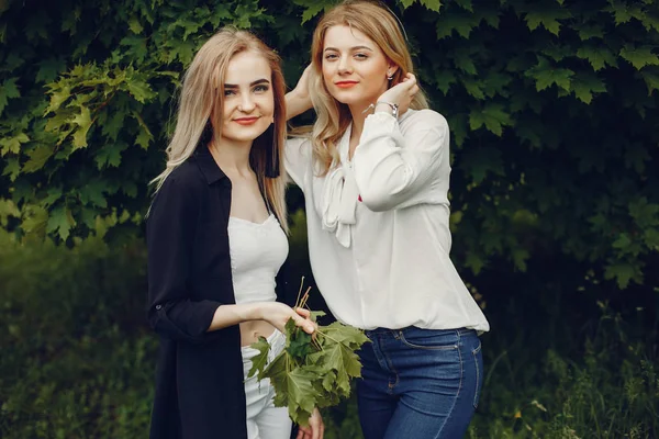 Meninas em um parque — Fotografia de Stock