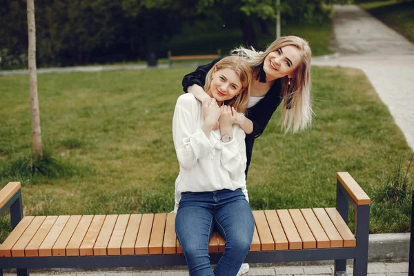 Meninas em um parque — Fotografia de Stock