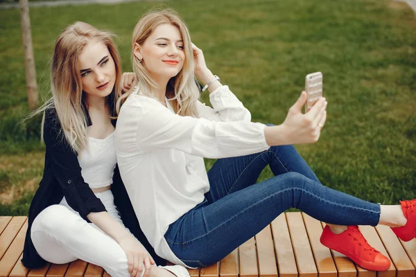 Chicas en un parque — Foto de Stock