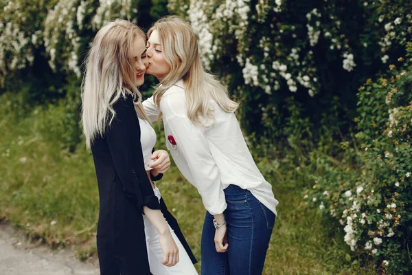 Meisjes in een park — Stockfoto