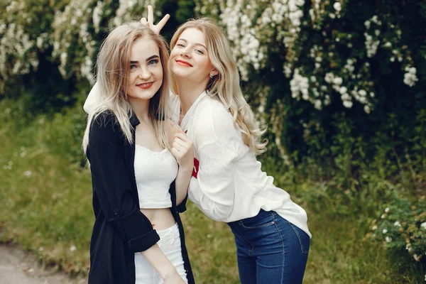 Girls in a park — Stock Photo, Image