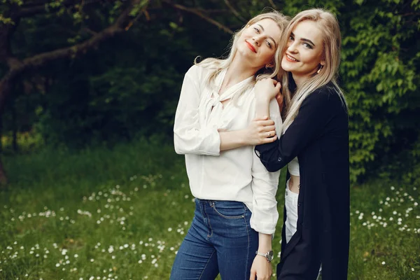 Meisjes in een park — Stockfoto