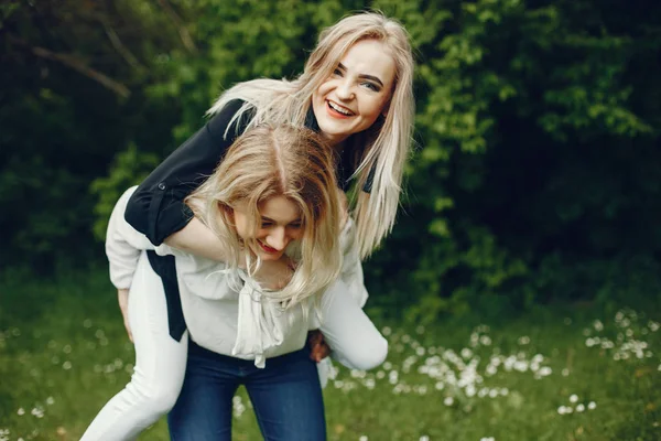 Chicas en un parque —  Fotos de Stock