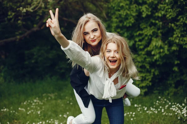 Chicas en un parque — Foto de Stock