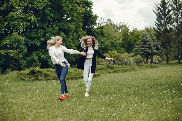Meninas em um parque — Fotografia de Stock