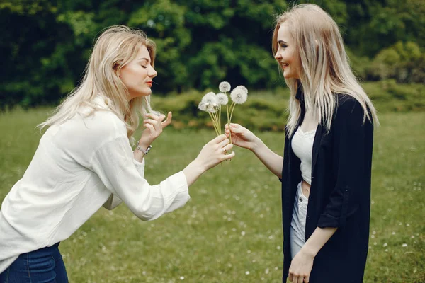 Meninas em um parque — Fotografia de Stock