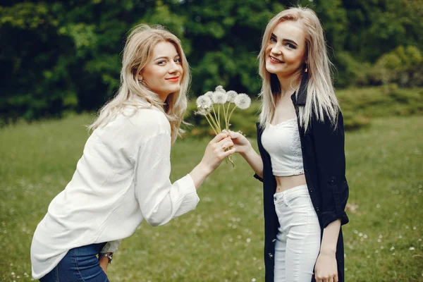 Girls in a park — Stock Photo, Image