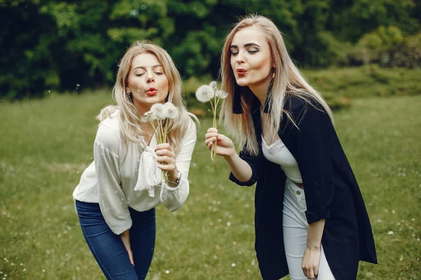 Chicas en un parque — Foto de Stock