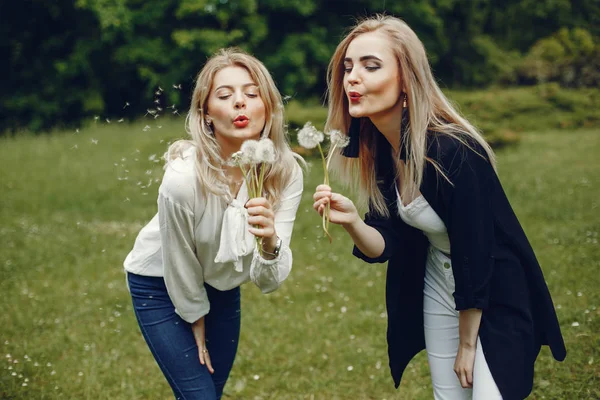 Chicas en un parque — Foto de Stock