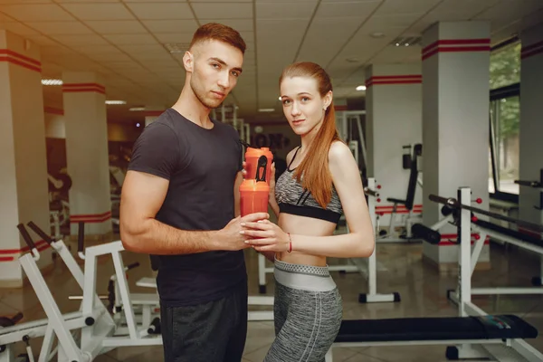 Couple dans un gymnase — Photo