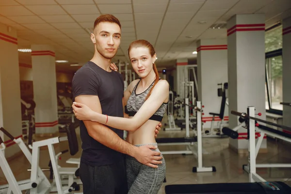 Ζευγάρι σε ένα γυμναστήριο — Φωτογραφία Αρχείου